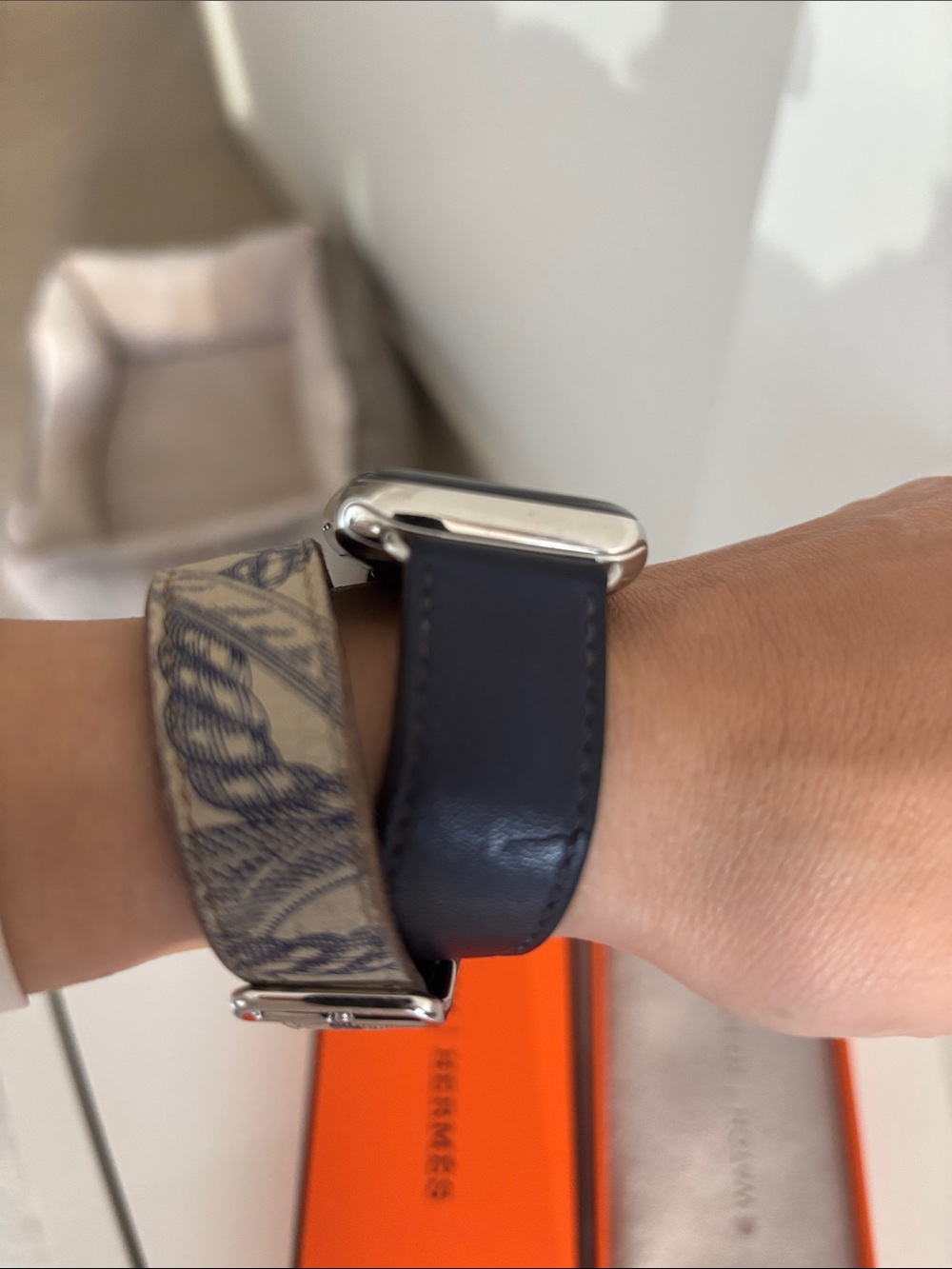 Hermès Apple Watch Band Set in navy and Beige - Picture 6 of 7